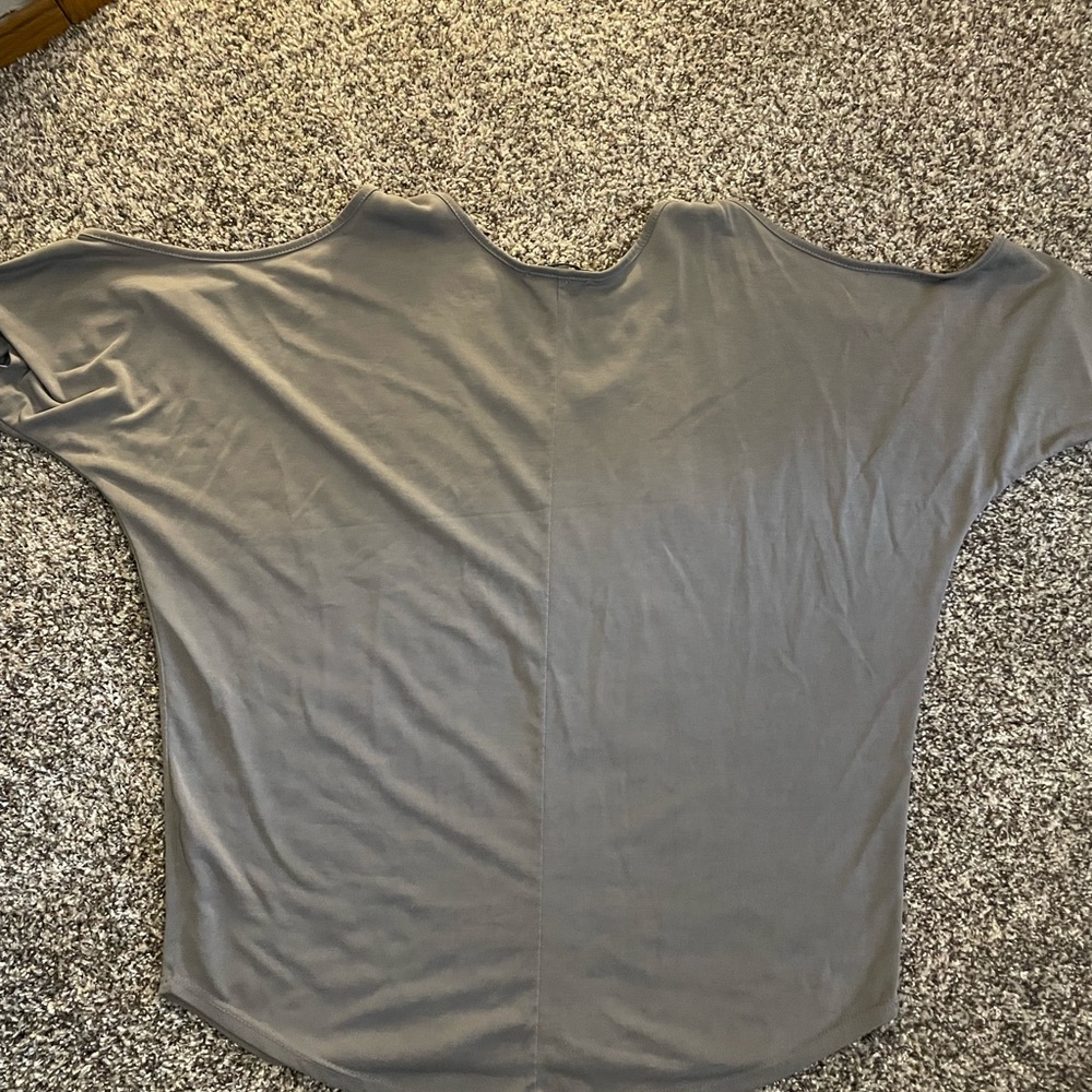 Green Envelope Neutral Gray Cold-Shoulder Women’s Top - Picture 4 of 4